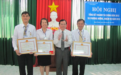 7 tập thể, cá nhân ngành tài chính được Bộ Tài chính, UBND tỉnh tặng bằng khen