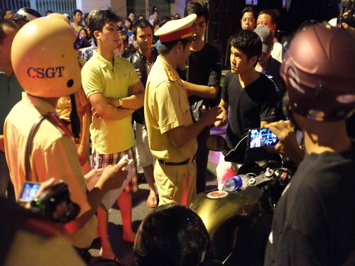 Vụ 'cậu ấm' cưỡi m&ocirc; t&ocirc; 'quậy tưng' phố phường: Th&aacute;ch thức CSGT, k&iacute;ch động chống đối