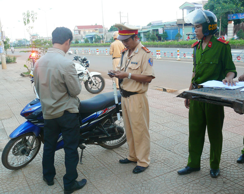 Xử l&yacute; 175.800 trường hợp vi phạm luật giao th&ocirc;ng