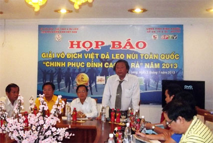 870 VĐV tham gia việt dã “Chinh phục đỉnh cao Bà Rá” 2013  
