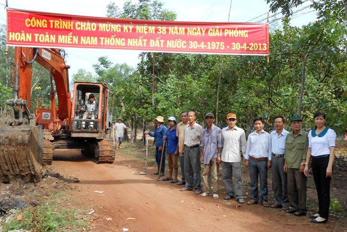 Xã Lộc Hưng: Nhân dân góp tiền nâng cấp đường nông thôn 