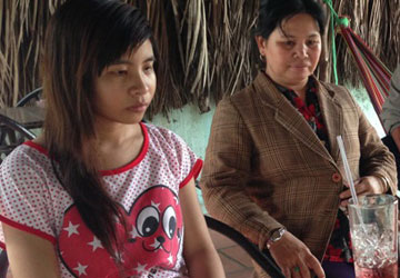 Hai nữ sinh bị bắt c&oacute;c đ&atilde; về nh&agrave;