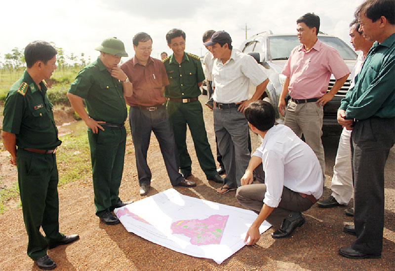 Chủ tịch UBND tỉnh Nguyễn Văn Trăm kiểm tra rừng ở huyện Lộc Ninh