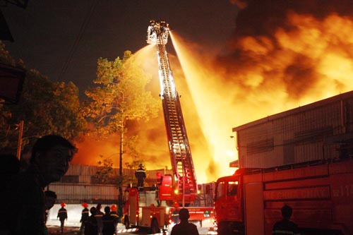 Ch&aacute;y suốt đ&ecirc;m ở Tổng kho Sacombank