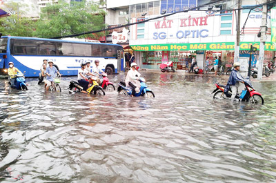 Vỡ đê sông Nhuệ, Hà Nội tiếp tục ngập