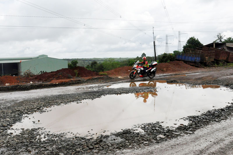 Thứ trưởng Bộ GT-VT kiểm tra c&aacute;c g&oacute;i thầu QL14 đi qua địa b&agrave;n tỉnh