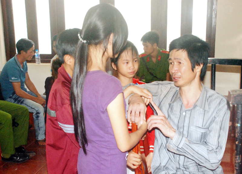 Ba chị em bơ vơ v&igrave; bi kịch gia đ&igrave;nh