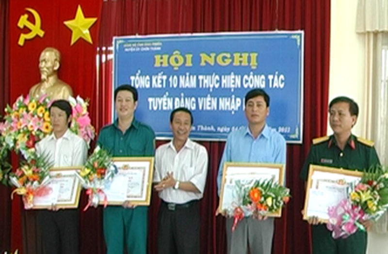 Chơn Th&agrave;nh cử tuyển 44 đảng vi&ecirc;n nhập ngũ