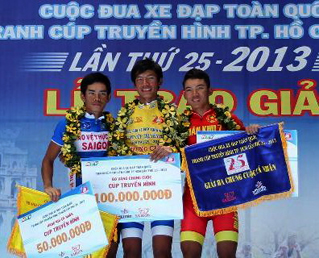 Tay đua 17 tuổi giành chiến thắng trong cuộc đua xuyên Việt