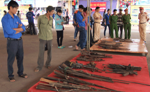 Đi xem... xe hỏng, s&uacute;ng, dao bị thu giữ