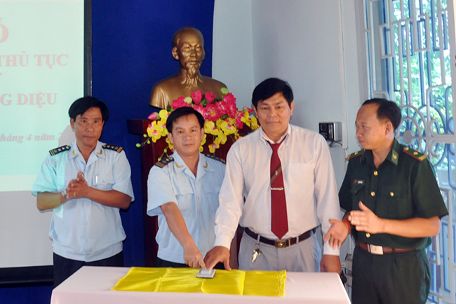 Thực hiện thủ tục hải quan điện tử cửa khẩu Ho&agrave;ng Diệu