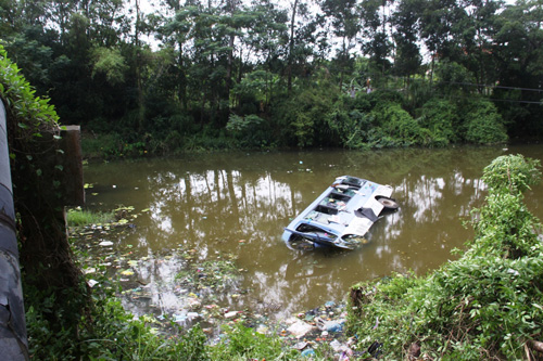 Xe khách chở 30 người lao xuống sông, nhiều người bị thương
