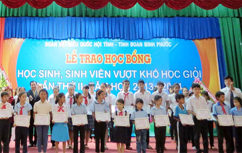 302 học sinh nghèo vượt khó học giỏi được trao học bổng