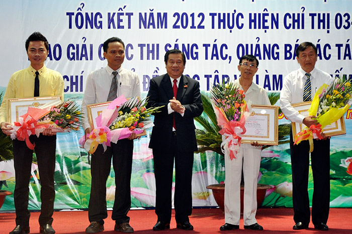 Theo gương B&aacute;c l&agrave;m việc c&oacute; lợi cho d&acirc;n