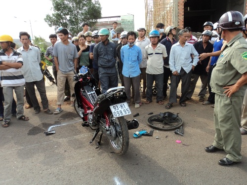 Bị xe kh&aacute;ch đụng, 1 người chết, 3 người nguy kịch