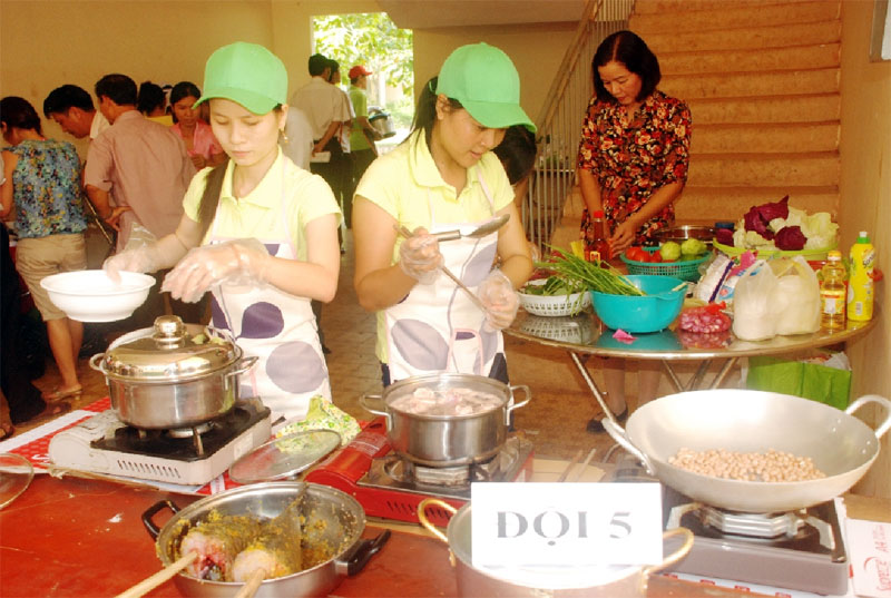 Trường nghiệp vụ cao su tuyên dương gia đình tiêu biểu