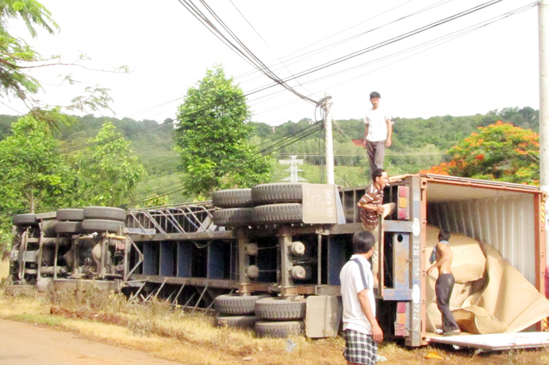 Xe tải lật nhào