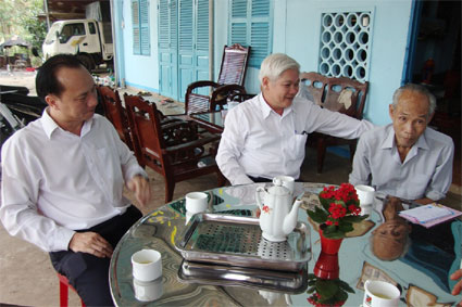 Ph&oacute; chủ tịch Nguyễn Văn Lợi ch&uacute;c tết c&aacute;n bộ l&atilde;o th&agrave;nh ở Hớn Quản