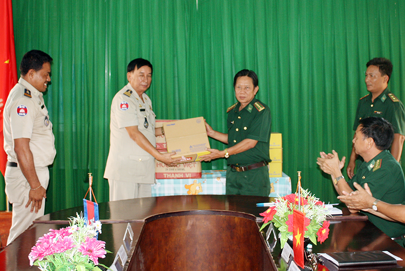 Hỗ trợ vật chất cho Ty công an tỉnh Kompongcham