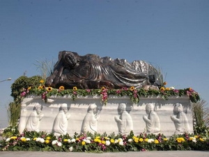Tượng Phật bằng đá sapphire lập kỷ lục Việt Nam
