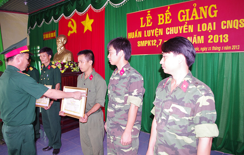 140 qu&acirc;n nh&acirc;n dự bị được huấn luyện chuyển loại s&uacute;ng m&aacute;y ph&ograve;ng kh&ocirc;ng