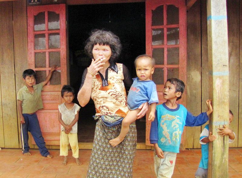 Cấm hút thuốc lá trong đồng bào DTTS - chuyện không dễ