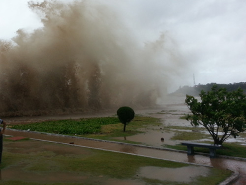 Mưa và gió ở Hải Phòng bắt đầu mạnh lên