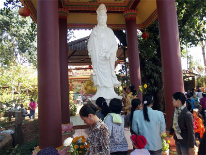 Rộn ràng đi lễ chùa đầu năm