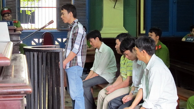 Băng &ldquo;r&uacute;t ruột&rdquo; container gi&agrave;y hiệu Nike b&aacute;n rẻ mạt l&atilde;nh &aacute;n nặng