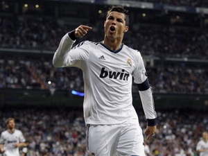 Ronaldo đạt cột mốc 200 bàn, Napoli dự Champions