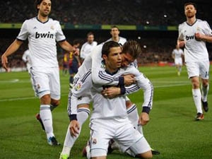 Ronaldo tỏa sáng, Real biến Barca thành cựu vương