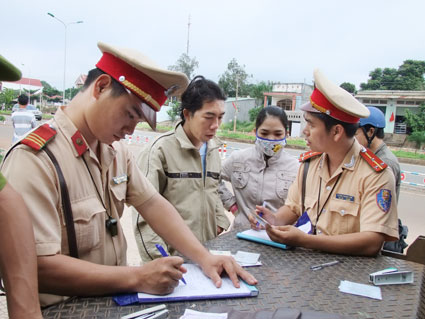  Xử l&yacute; nghi&ecirc;m c&aacute;c h&agrave;nh vi vi phạm về trật tự, an to&agrave;n giao th&ocirc;ng