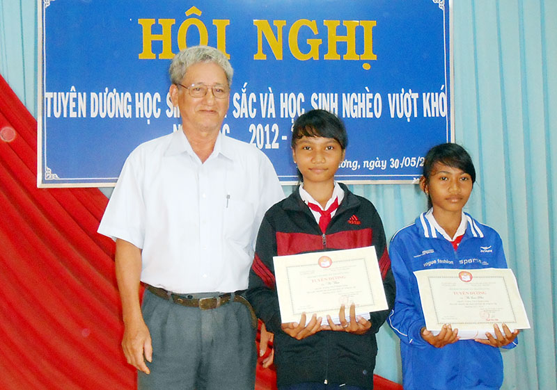 Hai học sinh dân tộc thiểu số hiếu học