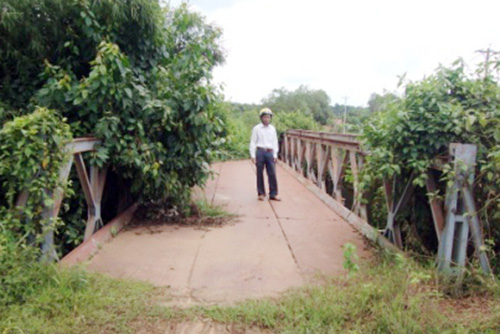 Người dân mong sớm sửa cầu vào sóc Vàng