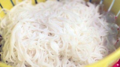 Sử dụng hóa chất không được phép để sản xuất bún tươi