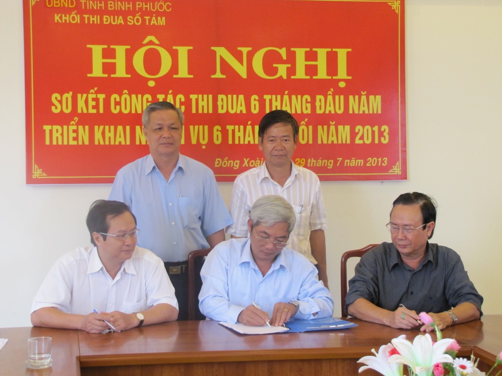 Khối thi đua số 8 thực hiện sơ kết 6 th&aacute;ng đầu năm 2013