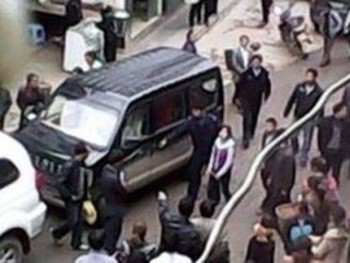 Lỡ vấy nước lên xe của quan chức, bé gái 13 tuổi bị còng, bêu rếu khắp phố