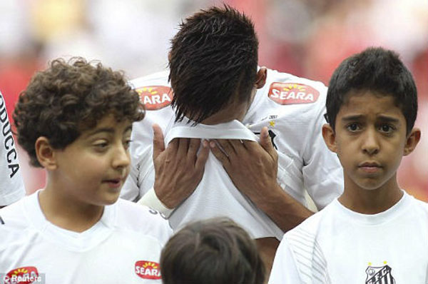 Neymar rơi lệ ở ngày chia tay Santos để đến Barca