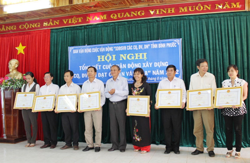 Khen thưởng 15 tập thể v&agrave; c&aacute; nh&acirc;n x&acirc;y dựng đơn vị văn h&oacute;a