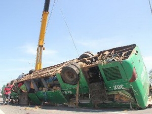 Xe container bị lật khiến một người tử vong tại chỗ