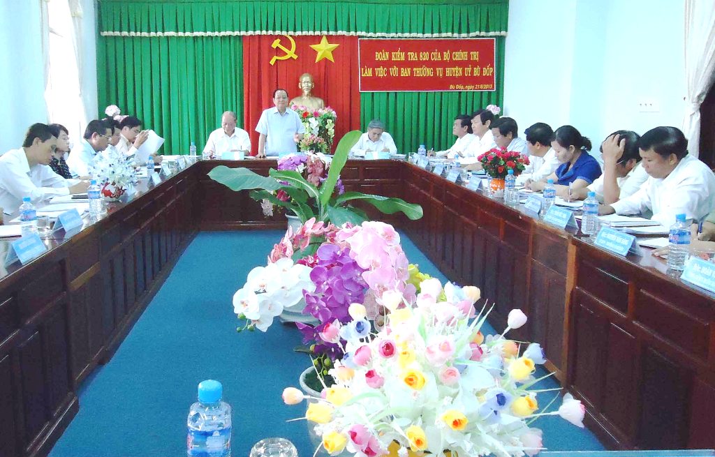 Đo&agrave;n kiểm tra 820 của Bộ ch&iacute;nh trị l&agrave;m việc với Huyện ủy B&ugrave; Đốp
