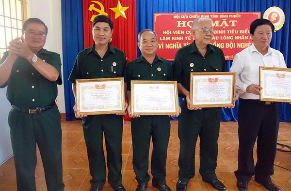 Họp mặt cựu chiến binh l&agrave;m kinh tế giỏi v&agrave; gi&agrave;u l&ograve;ng nh&acirc;n &aacute;i