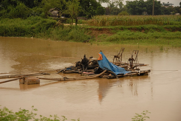 Cát tặc vẫn lộng hành, “xẻ thịt” sông Nậm Rốm lịch sử