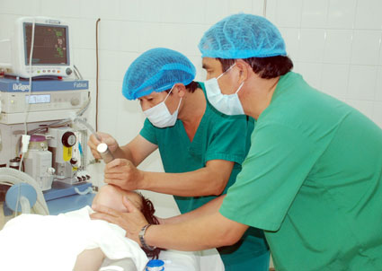 Sự hy sinh thầm lặng của những người thầy thuốc