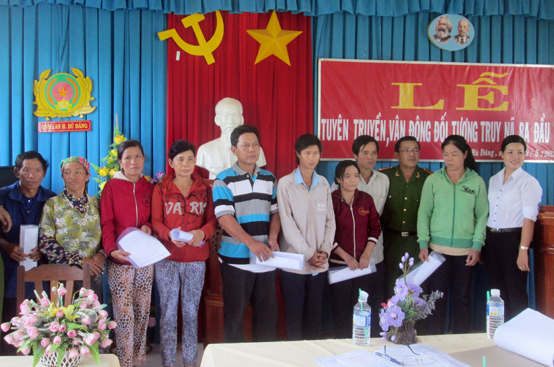 Tuy&ecirc;n truyền, vận động đối tượng bị truy n&atilde; ra đầu th&uacute;