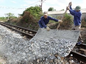 T&agrave;u chở h&agrave;ng từ L&agrave;o Cai xuống H&agrave; Nội bị trật b&aacute;nh