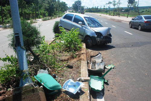 Bình Phước: Tránh chó, ô tô tông gãy cột điện