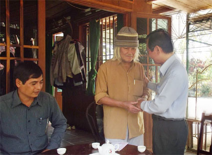 Phó chủ tịch Phạm Văn Tòng thăm và chúc tết cán bộ lão thành ở Bù Đăng