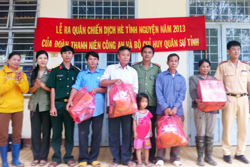 Đoàn thanh niên bộ CHQS và Công an tỉnh tình nguyện hè năm 2013