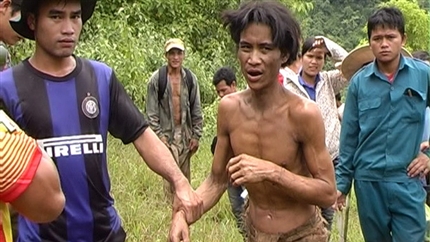 Bị làm phiền, gia đình "người rừng" đòi tiền phỏng vấn